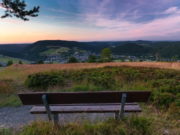 Blick auf Willingen im Abendlicht vom Ettelsberg