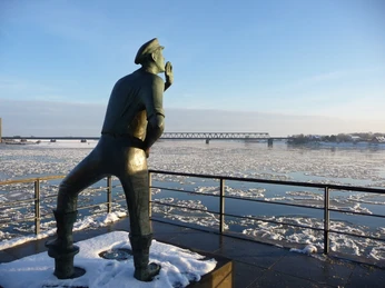 ©Ulrike Sindermann_HLMS (5).JPG Der Rufer ruft über die vereiste Elbe