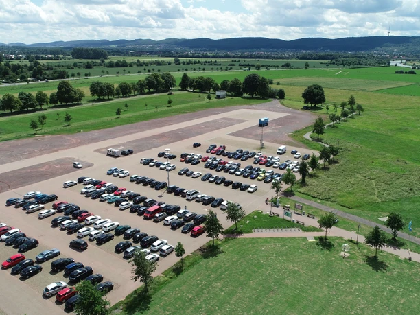 Das Bild zeigt die Kanzlers Weide mit parkenden Autos