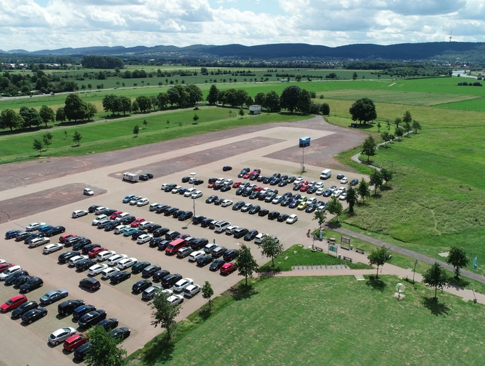 kanzlers weide_4.JPG Das Bild zeigt die Kanzlers Weide mit parkenden Autos