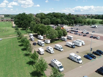 Das Bild zeigt die Kanzlers Weide mit parkenden Wohnmobilen und Autos