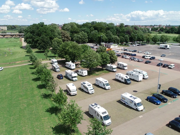 kanzlers weide_5.JPG Das Bild zeigt die Kanzlers Weide mit parkenden Wohnmobilen und Autos