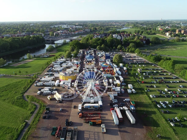 kanzlers weide_1.JPG Das Bild zeigt die Mindener Messe, die auf der Kanzlers Weide aufgebaut ist