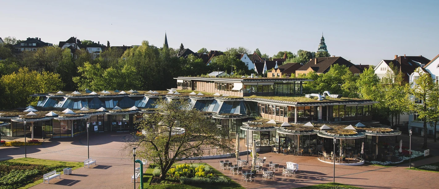 Kurgastzentrum Bad Salzuflen mit Glasbau, Vorplatz, Caféterrasse und Parkanlagen