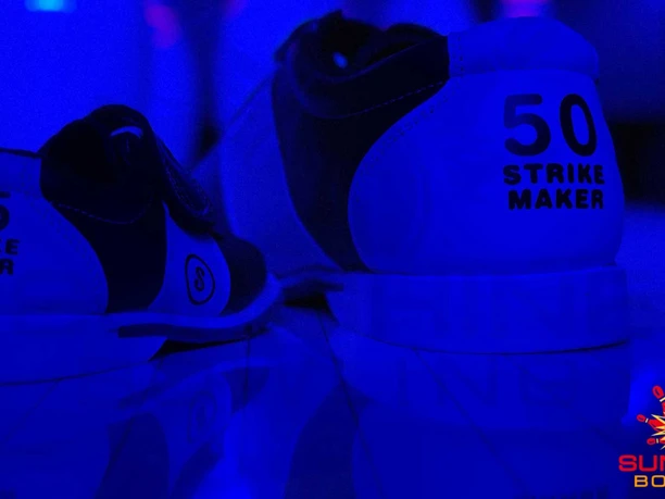 Two bowling shoes in blue light, one with the inscription "25 STRIKE MAKER", the other "50 STRIKE MAKER", with the Sunshine Bowling logo next to it.