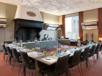 Conference room Overstolz Dorint Hotel am Heumarkt Tagungsraum mit elegantem Kamin, moderner Ausstattung und Blick auf einen Kirchturm.</p>Meeting room with an elegant fireplace, modern furnishings and a view of a church tower.</p> <p