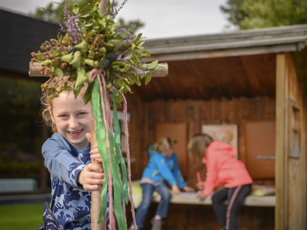 Kind mit Pilgerkreuz auf dem Kinderpilgerweg