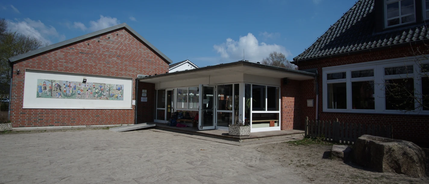 Schule Soderstorf.JPG Eingangsbereich der Grundschule Soderstorf mit roter Backsteinfassade und einem Wandmosaik.