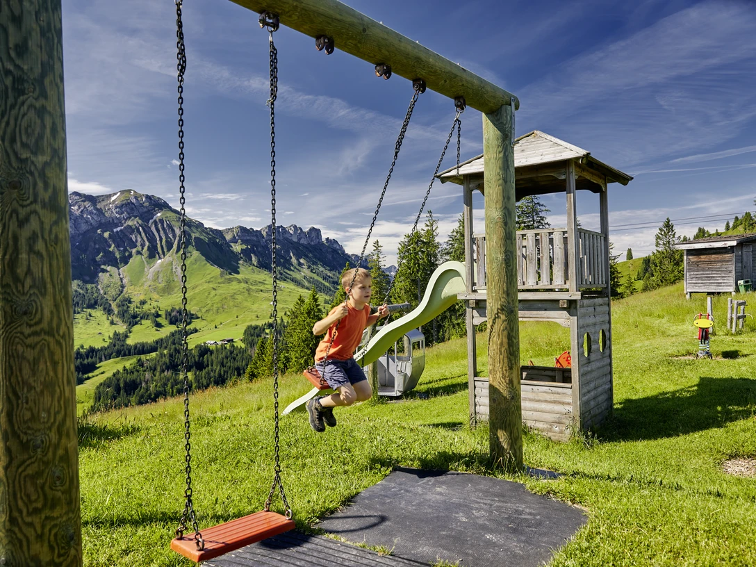Auch die kleinen Gäste können sich beim Spielplatz bestens verweilen
