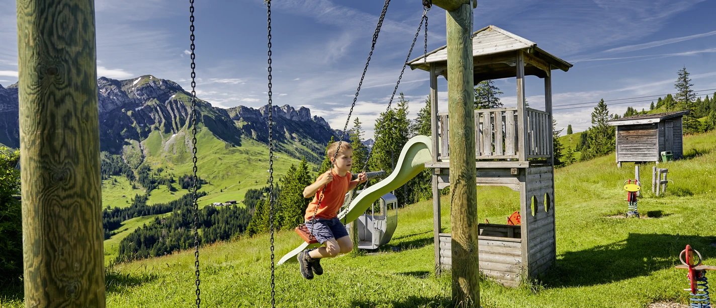 Auch die kleinen Gäste können sich beim Spielplatz bestens verweilen