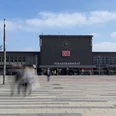 Hauptbahnhof Duisburg Hauptbahnhof Duisburg mit DB-Logo und Menschen auf großem Platz an einem klaren, sonnigen Tag.Duisburg main station with DB logo and people in a large square on a clear, sunny day.Duisburg Centraal Station met DB-logo en mensen op een groot plein op een heldere, zonnige dag.
