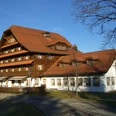 Das heimelige Hotel Kurhaus Heiligkreuz mit dem angebauten Pilgersaal