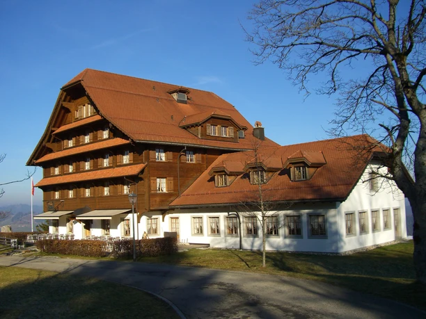 Das heimelige Hotel Kurhaus Heiligkreuz mit dem angebauten Pilgersaal
