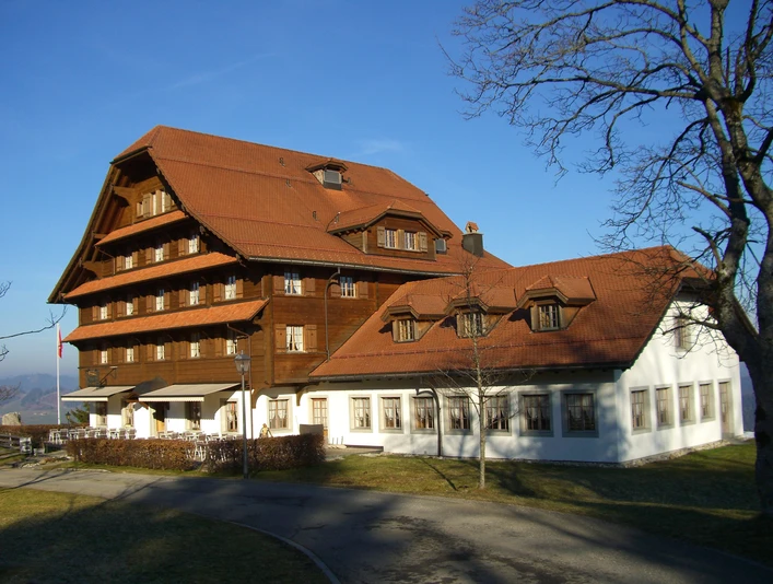 L'hôtel intime Kurhaus Heiligkreuz avec la salle de pèlerinage attenante