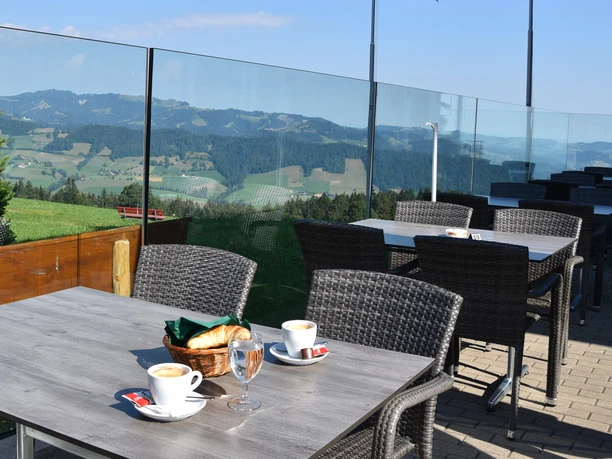 La terrasse offre une vue magnifique sur la biosphère UNESCO d'Entlebuch.