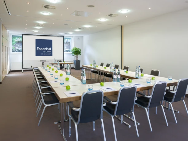 Tagungsraum OstWest Tagungsraum OstWest in U-Form bestuhlt mit Ausrichtung zur Leinwand
