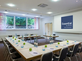 Tagungsraum-Nordkurve Tagungsraum-Nordkurve in U-Form bestuhlt und zur Leinwand ausgerichtetMeeting room north curve with U-shaped seating and facing the screen