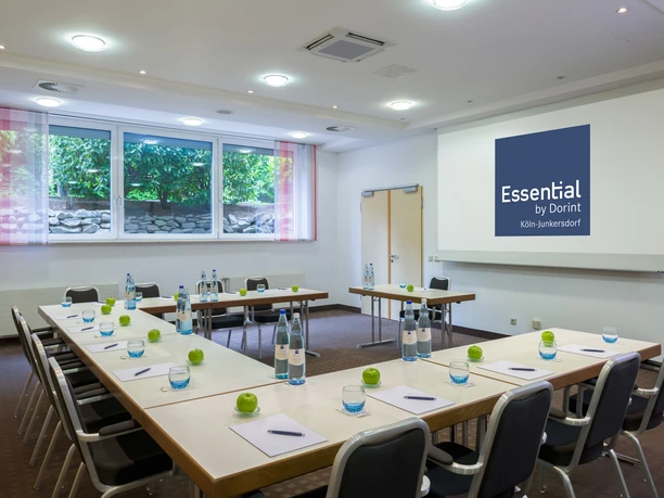 Tagungsraum-Nordkurve Tagungsraum-Nordkurve in U-Form bestuhlt und zur Leinwand ausgerichtet