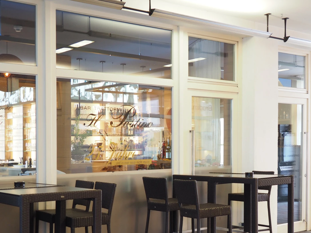 Bar Trattoria Il Postino Moderner Eingangsbereich der Bar Trattoria Il Postino mit stilvoller Einrichtung und großen Fenstern.