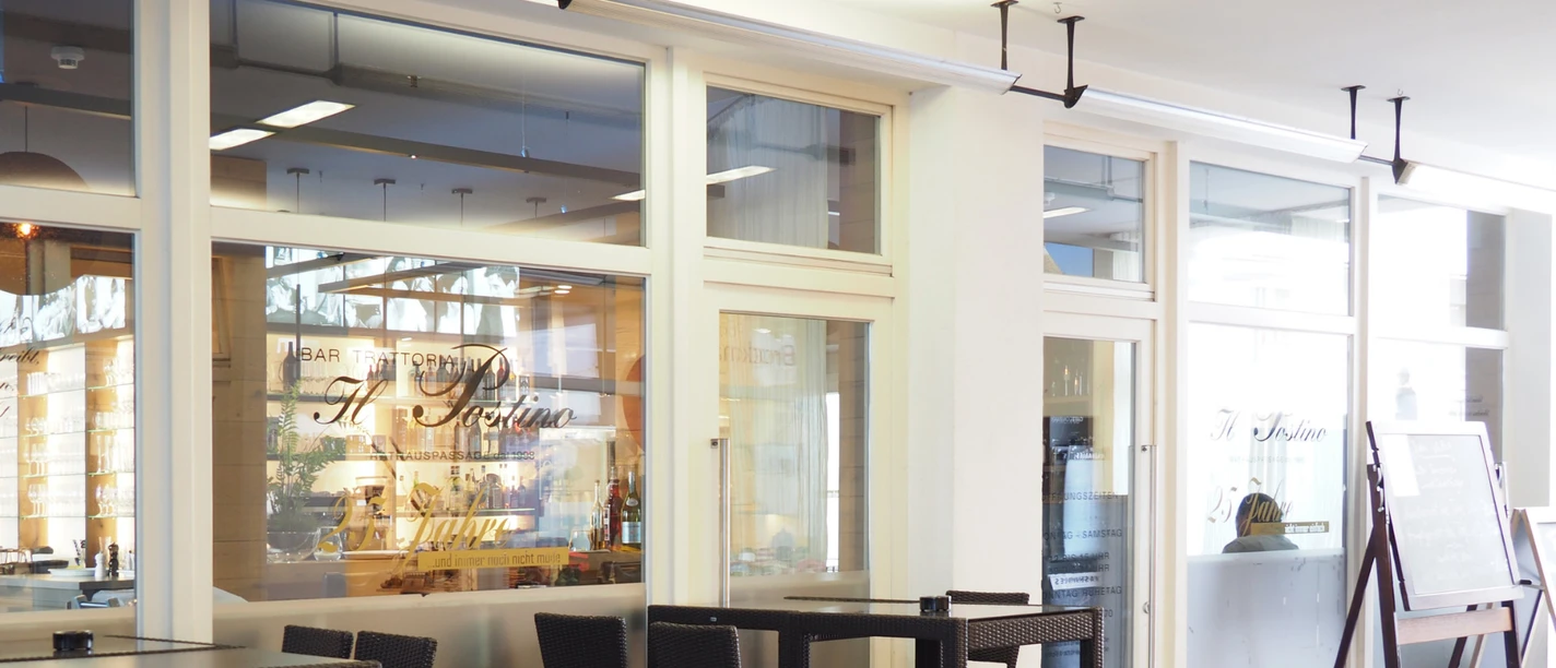 Bar Trattoria Il Postino Moderner Eingangsbereich der Bar Trattoria Il Postino mit stilvoller Einrichtung und großen Fenstern.