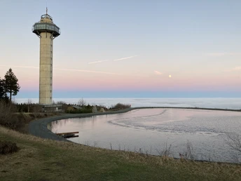 Hochheideturm und Bergsee in pastell
