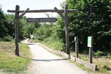 Hauptzugang zum Waldweg Grenzenlos