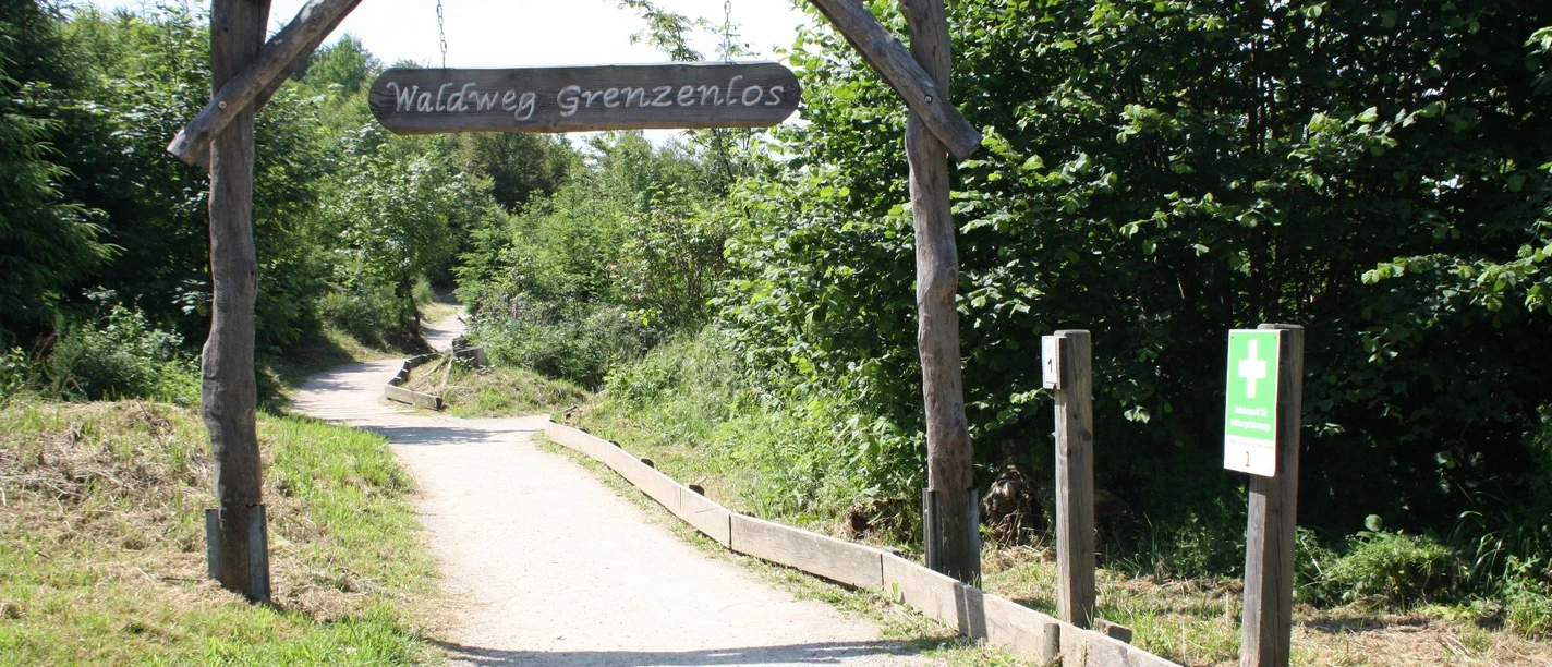 Hauptzugang zum Waldweg Grenzenlos