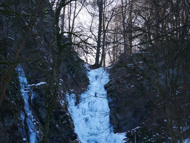 eingefrorener Wasserfall im März eingefrorener Wasserfall im März