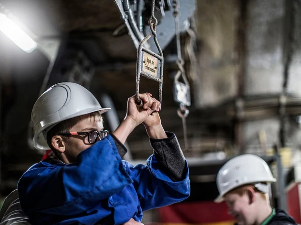 Kinder im Bergwerk