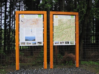 Wanderparkplatz Birkenbrauck Zwei Infotafeln zum Sauerland-Höhenflug am Wanderparkplatz Birkenbrauck im Wald