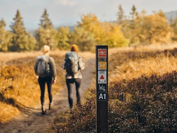 Zwei Wanderinnen auf dem Weg zum Astenturm