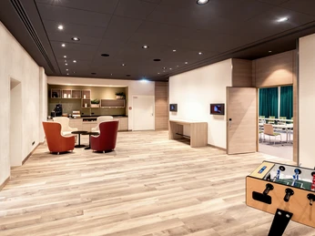 IntercityHotel Paderborn, Foyer Konferenzräume Helles Foyer mit Sitzgelegenheiten und Tischfußball, vor Konferenzraum im IntercityHotel Paderborn.