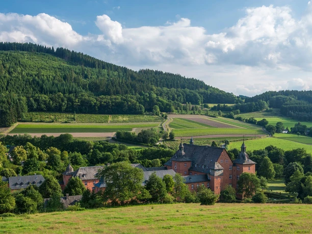 Adolfsburg Oberhundem Adolfsburg Oberhundem zwischen Wiesen, Feldern und bewaldeten Hügeln im Sauerland
