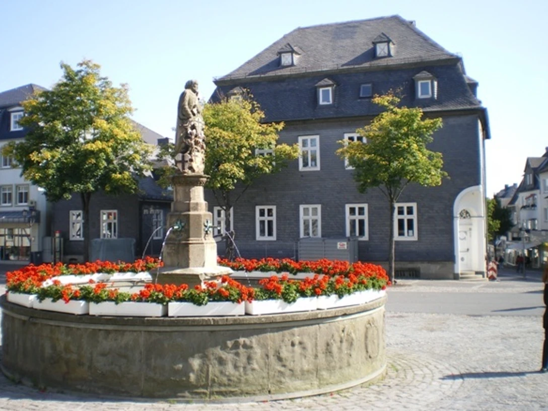 Petrusbrunnen mit Haus Hövener