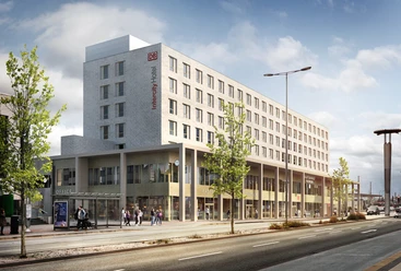 Sechsstöckiges modernes Hotelgebäude mit IntercityHotel-Logo, urban gelegen, von Straße gesäumt.