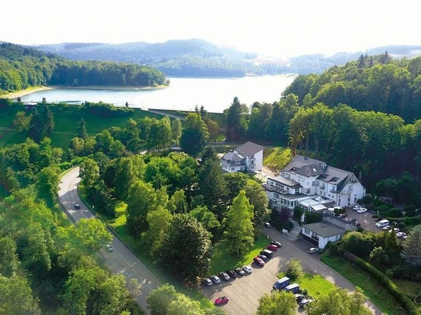 Hennedamm Hotel Luftbild mit Parkplatz