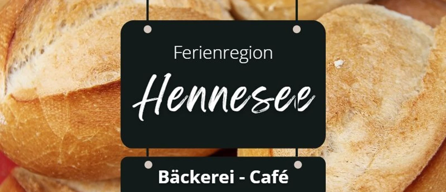 Bäckerei Ferienregion Hennesee Mehrere goldbraune Brötchen sind übereinander gestapelt, beschriftet als "Ferienregion Hennesee".