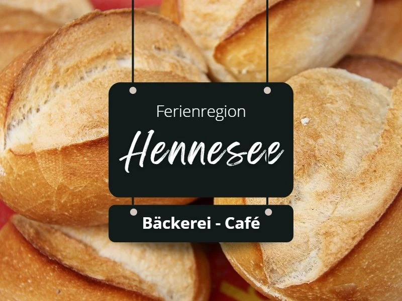 Bäckerei Ferienregion Hennesee Mehrere goldbraune Brötchen sind übereinander gestapelt, beschriftet als "Ferienregion Hennesee".