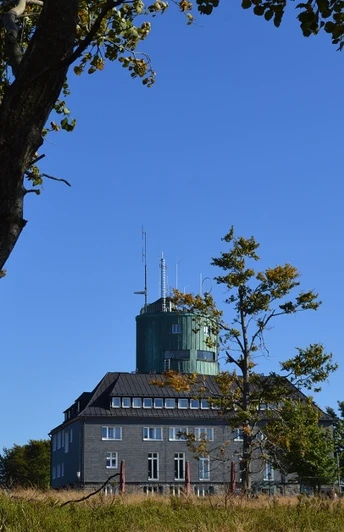 Astenturm auf dem Kahlen Asten bei blauem Himmel