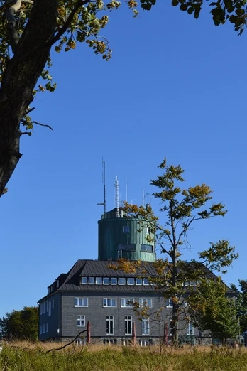 Astenturm auf dem Kahlen Asten bei blauem Himmel