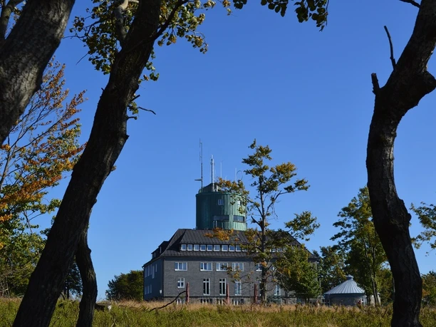 Astenturm auf dem Kahlen Asten bei blauem Himmel
