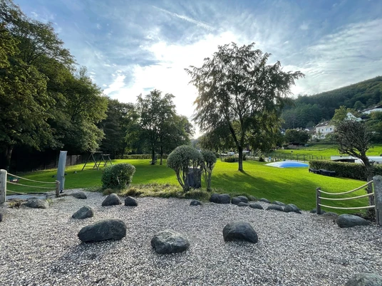 Spielplatz und Liegewiese