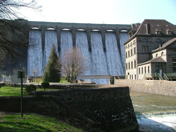 Diemelsee Staummauer überlaufend