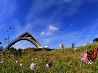 St.-Georg-Skisprungschanze bei blauem Himmel