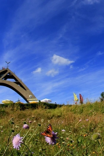 St.-Georg-Skisprungschanze bei blauem Himmel