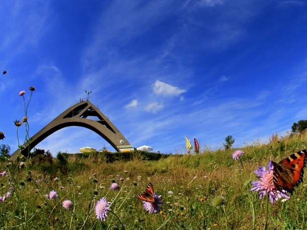 St.-Georg-Skisprungschanze bei blauem Himmel