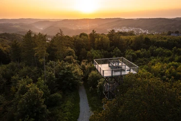 Quitmannsturm bei Neuenrade Drohnenaufnahme vom Quitmannsturm in Neuenrade bei Sonnenuntergang