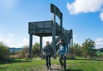 zwei Wanderer vor dem Sauerland Stabil Stuhl Zwei Wanderer vor dem Sauerland Stabil Stuhl am Sauerland-Höhenflug