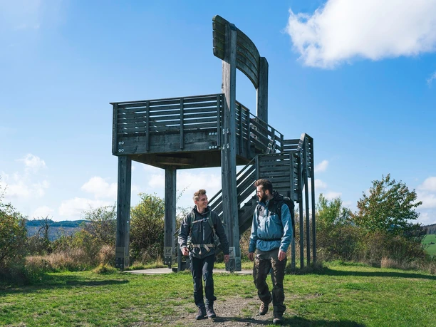 zwei Wanderer vor dem Sauerland Stabil Stuhl Zwei Wanderer vor dem Sauerland Stabil Stuhl am Sauerland-Höhenflug