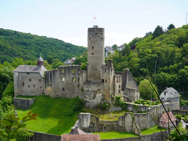 Blick auf Burg Eppstein vom Taunus Schinderhannes Steig